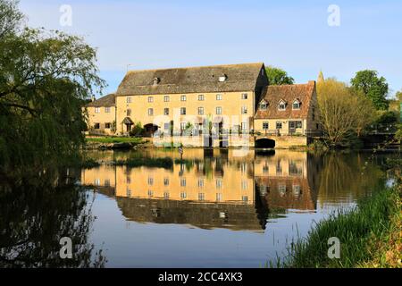 Le moulin à eau du village de Newton; rivière Nene; Cambridgeshire; Angleterre; Royaume-Uni Banque D'Images