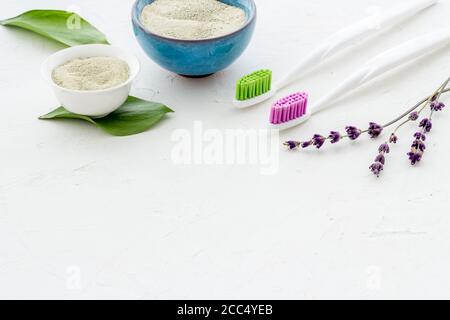 Soins dentaires à base de plantes - poudre dentaire avec brosse à dents Banque D'Images