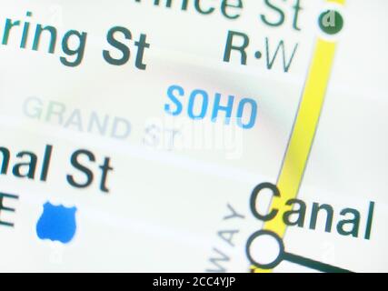 Quartier de Soho sur la carte du métro de New York sur l'écran du smartphone. Banque D'Images