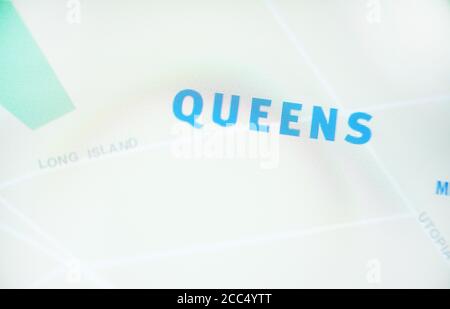 Quartier Queens sur la carte du métro de New York sur l'écran du smartphone. Banque D'Images