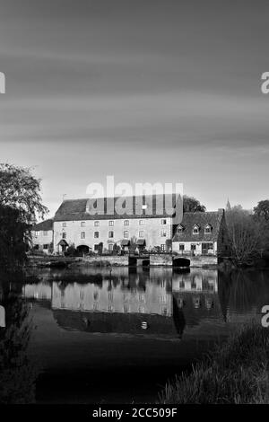 Le moulin à eau du village de Newton; rivière Nene; Cambridgeshire; Angleterre; Royaume-Uni Banque D'Images