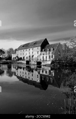 Le moulin à eau du village de Newton; rivière Nene; Cambridgeshire; Angleterre; Royaume-Uni Banque D'Images