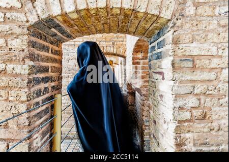 Femme iranienne portant une abaya noire sur le pont si-o se Pol ou le pont Allahverdi Khan au-dessus du fleuve Zayanderud, Esfahan, Iran Banque D'Images