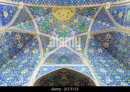 Plafond, Masjed-e Imam Mosquée, Maydam-e Iman square, Ispahan, Iran Banque D'Images