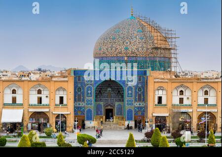 Entrée privée et Dome, Sheikh Lotfallah Mosquée, Maydam-e Iman square, Ispahan, Iran Banque D'Images