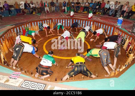 Koshti, cours traditionnel de formation rituelle pour guerriers dans le Yazd Zourkhaneh connu sous le nom de gymnase ou de Maison De Force; Yazd, Iran Banque D'Images