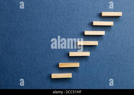 Escalier sur fond bleu. Concept de croissance et de défi Banque D'Images