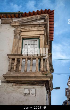 Vila Real / Portugal - 08 01 2020: Vue détaillée d'un bâtiment classique dans le centre-ville de Vila Real, Portugal Banque D'Images