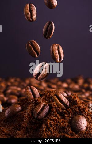 Gros plan sur les grains de café qui tombent Banque D'Images