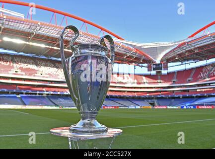 Lisbonne, Lissabon, Portugal, 18 août 2020. Champions League Pokal, Trophaee, Pott, dans le match semi-fin UEFA Champions League, tournoi final RB LEIPZIG - PARIS SG en saison 2019/2020, photographe : © Peter Schatz / Alamy Live News / Frank Hoermann/ SVEN SIMON/ Pool - LES RÈGLEMENTS de l'UEFA INTERDISENT TOUTE UTILISATION DE PHOTOGRAPHIES comme SÉQUENCES D'IMAGES et/ou QUASI-VIDÉO - agences de presse nationales et internationales HORS usage éditorial SEULEMENT Banque D'Images