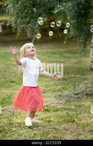 Fille s'amusant avec des bulles de savon Banque D'Images