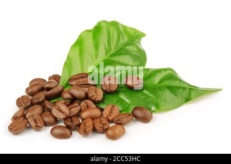 grains de café torréfiés et feuilles vertes isolées Banque D'Images