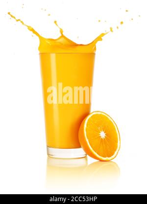 jus d'orange avec éclaboussures et demi-fruit isolé sur blanc Banque D'Images