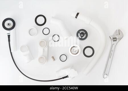 Détails kit de siphon en plastique pour baignoire sur fond blanc. La plomberie se trouve sur fond blanc Banque D'Images