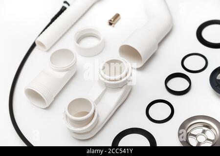 Détails kit de siphon en plastique pour baignoire sur fond blanc. La plomberie se trouve sur fond blanc Banque D'Images