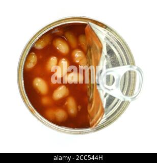 Vue de dessus de Tinnes beans sur blanc. Ouvrez une boîte de grains sur fond blanc. Haricots cuits - haricots cuits dans de la sauce tomate. Banque D'Images