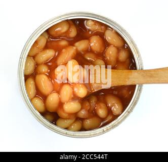 Vue de dessus de Tinnes beans sur blanc. Ouvrez une boîte de grains sur fond blanc. Haricots cuits - haricots cuits dans de la sauce tomate. Banque D'Images