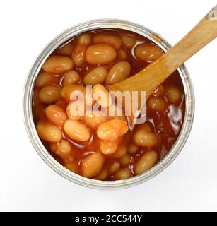 Vue de dessus de Tinnes beans sur blanc. Ouvrez une boîte de grains sur fond blanc. Haricots cuits - haricots cuits dans de la sauce tomate. Banque D'Images
