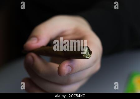 Cannabis émoussé ou joint gros plan. Marijuana roulé dans le papier. Consommation de THC Banque D'Images