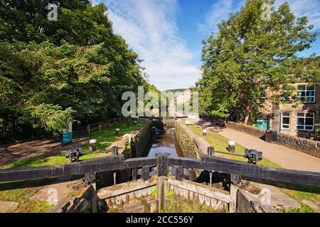 Une écluse sur le canal Rochdale, au pont Hebden, West Yorkshire, Royaume-Uni Banque D'Images