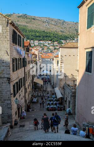 Dubrovnik, Croatie - 15 juillet 2018 : vue sur une rue de la place dans la vieille ville de Dubrovnik depuis les remparts de la ville, Croatie Banque D'Images