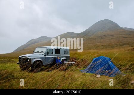 Un Land rover et spot de camping sauvage en Ecosse Banque D'Images