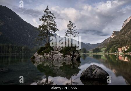 Lac Hintersee et paysage alpin au lever du soleil le matin d'été à Ramsau, Bavière, Allemagne Banque D'Images