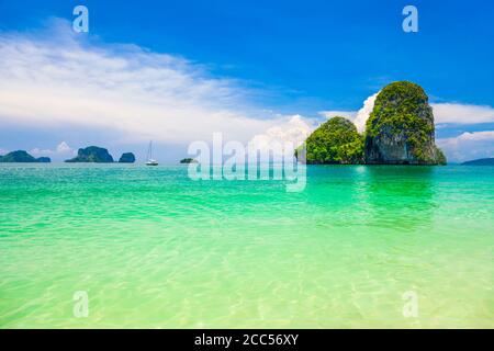 Plage de beauté avec falaise de calcaire et l'eau limpide en Thaïlande Banque D'Images