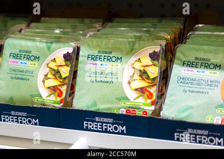 Vegan gratuit de produits laitiers gratuit Cheeve alternatives pour les vegans, Sainsburys propre marque au supermarché, Londres, Royaume-Uni Banque D'Images