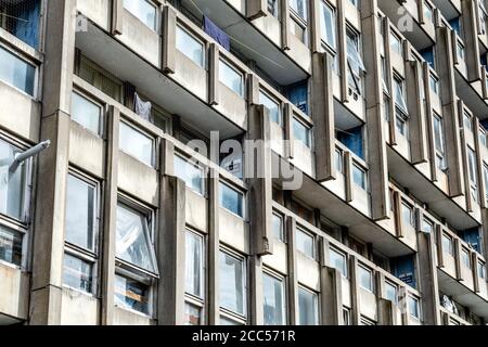 Gros plan du quartier résidentiel brutaliste de Robin Hood Gardens à Poplar, Tower Hamlets, Londres, Royaume-Uni Banque D'Images