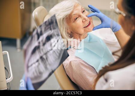 Bonne dame qui fait régulièrement le check-up dans la clinique moderne Banque D'Images