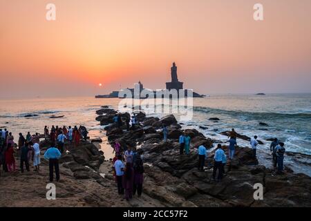 Les touristes non identifiés à la lever du soleil à Kanyakumari ville cape dans l'Etat du Tamil Nadu en Inde Banque D'Images