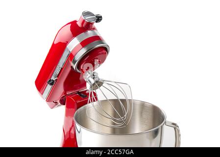 Batteur de cuisine rouge avec bol sur fond blanc et espace de copie. Banque D'Images