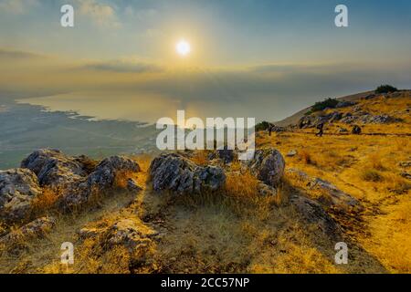 Arbel, Israël - 14 août 2020 : vue du matin sur la mer de Galilée, depuis le mont Arbel, avec les visiteurs. Nord d'Israël Banque D'Images