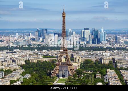 Vue aérienne de la Tour Eiffel avec la Défense L'arrière-plan - Paris Banque D'Images