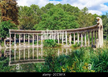 La célèbre colonnade classique du Parc Monceau - Paris, France Banque D'Images