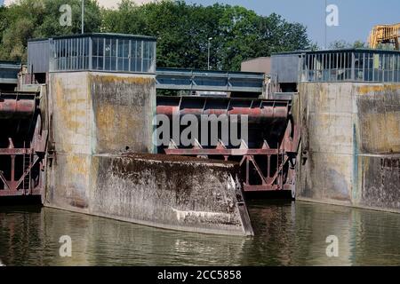 Un poste de dérivation d'une centrale hydroélectrique avec une machine. Banque D'Images