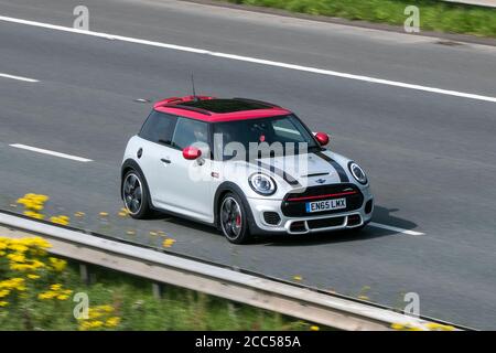 2015 Mini John Cooper Works Auto Silver car Hatchback essence conduite sur l'autoroute M6 près de Preston à Lancashire, Royaume-Uni. Banque D'Images