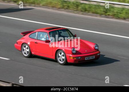 Porsche 911 Carrera Red car coupé essence conduite sur l'autoroute M6 près de Preston à Lancashire, Royaume-Uni. Banque D'Images