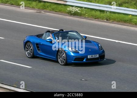 L88DVY 2018 Porsche 718 Boxster Blue car Roadster Cabriolet toit vers le bas sur l'autoroute M6 près de Preston dans Lancashire, Royaume-Uni. Banque D'Images