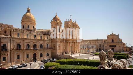 La cathédrale baroque de San Nicolo, Noto, Sicile. Reconstruit après le tremblement de terre de 1693 dans le style baroque sicilien, avec le Palazzo Landolina. Banque D'Images