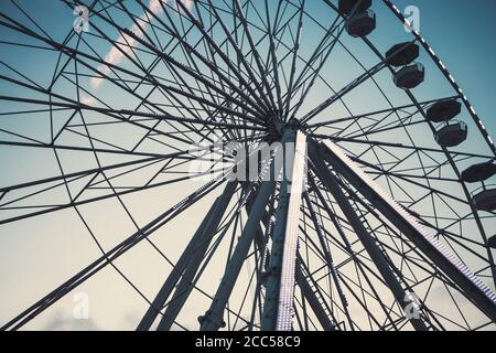 Grande roue avec ciel bleu et nuages Banque D'Images