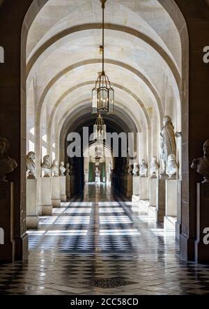 Couloir voûté avec statues en marbre dans le château de Versailles - France Banque D'Images