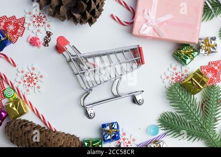 Solde des fêtes de Noël et de la Saint-Sylvestre. Vue de dessus du panier. Décorations de Noël Banque D'Images