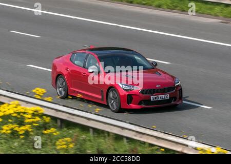 SW04LEX 2018 KIA Stinger Gt-Line S ISG Auto Red car Hatchback essence conduite sur l'autoroute M6 près de Preston à Lancashire, Royaume-Uni. Banque D'Images