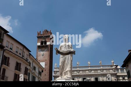 La fontaine de la Madonna de Vérone sur la Piazza Erbe, avec la Torre del Gardello derrière. La statue est un symbole célèbre de l'ancienne ville. Banque D'Images