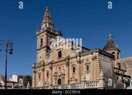 San Giovanni Battista à Ragusa, Sicile. Une des célèbres églises reconstruite après le tremblement de terre de 1693 dans le style typiquement sicilien baroque. Banque D'Images