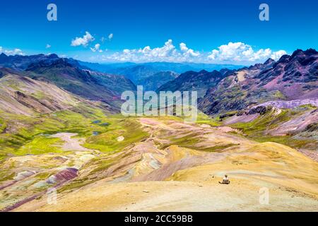 Tourisme avec vue sur la vallée de la montagne Rainbow, Pitumarca, Pérou Banque D'Images