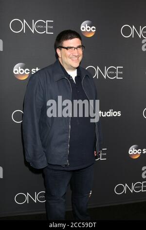 LOS ANGELES - 8 MAI : Adam Horowitz à The Once On A Time Series finale Party à l'hôtel London le 8 mai 2018 à West Hollywood, CA Banque D'Images