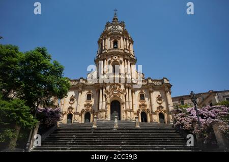 Escalier baroque et clocher de l'église de San Giorgio à Modica, en Sicile, reconstruit après le tremblement de terre de 1693 dans le style baroque sicilien. Banque D'Images